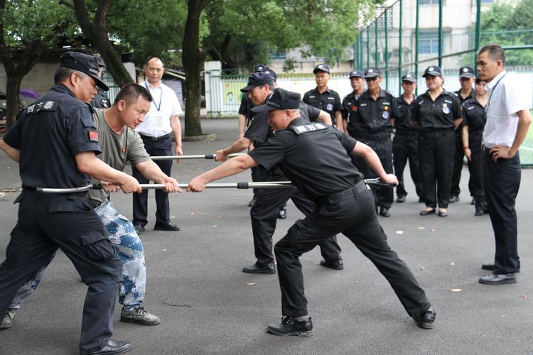 筑牢校园安全防线 四方泰保安公司开展“我为学校办实事”校园安全培训