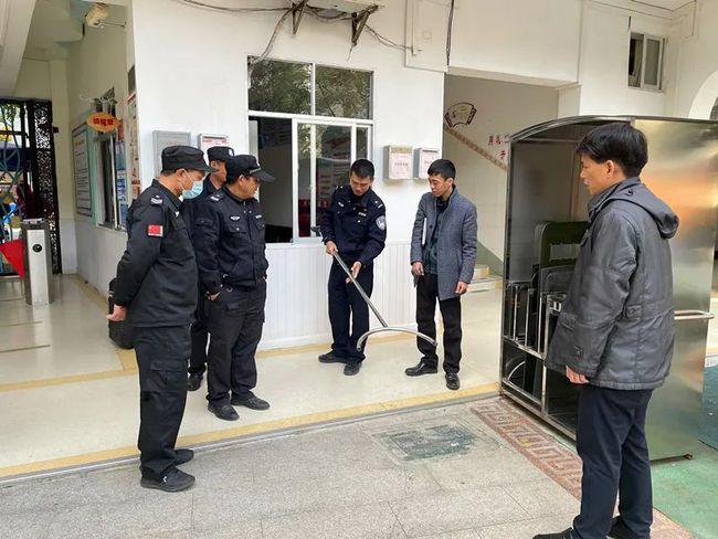 筑牢校园安全防线 向阳派出所深入辖区学校开展保安人员安保培训